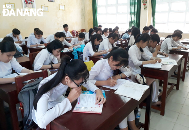 Học sinh Trường THPT Nguyễn Trãi nỗ lực học tập để vượt qua kỳ thi tốt nghiệp THPT quốc gia 2019. 						                    Ảnh: NGỌC PHÚ