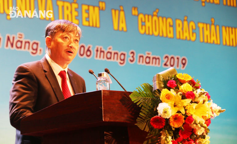 Phó Chủ tịch thường trực UBND thành phố Đặng Việt Dũng phát biểu tại lễ trao giải.