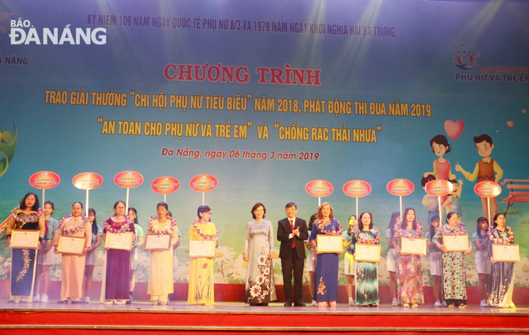 Phó Chủ tịch UBND thành phố Đặng Việt Dũng và Chủ tịch Hội LHPN thành phố Nguyễn Thị Thu Hà trao bằng khen và hoa cho 10 chi hội đạt giải thưởng “Chi hội phụ nữ tiêu biểu” năm 2018.