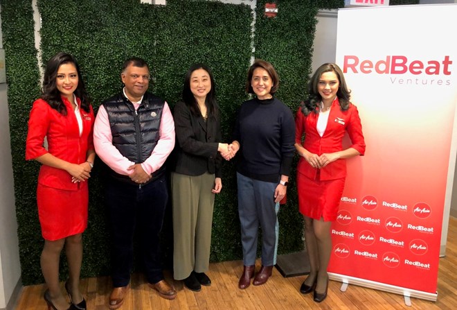 (Second from left) AirAsia Group CEO Tony Fernandes, CEO and Co-Founder 500 Startups Christine Tsai, and AirAsia Deputy Group CEO (Technology and Digital) Aireen Omar flanked by cabin crew. (Source: newsroom.airasia.com)