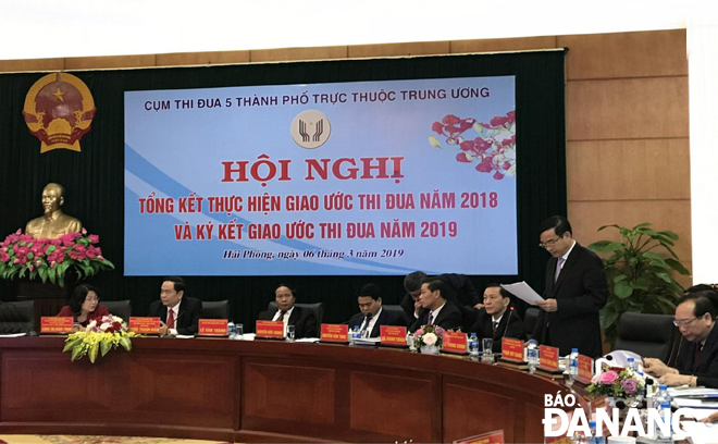 Phó Chủ tịch UBND thành phố Lê Trung Chinh phát biểu tại hội nghị. Ảnh: DÂN HÙNG