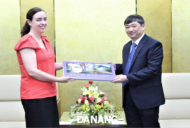 Australian Consul General in Ho Chi Minh City Julianne Cowley being warmly received by Da Nang People’s Committee Standing Vice Chairman Dang Viet Dung