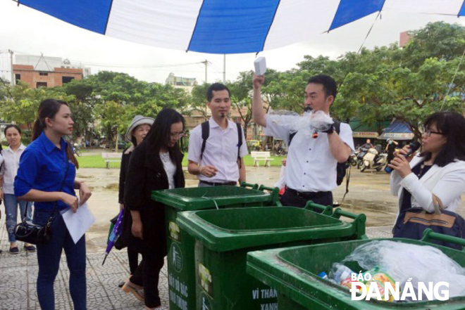 Japanese experts guiding inhabitants in Hai Chau District how to classify garbage at the source in appropriate manner