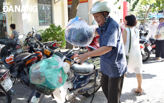 Việc phân loại rác thải, nhất là rác thải nhựa và nilon tại nhà rồi đưa đến các điểm tập kết được các tầng lớp nhân dân trên địa bàn quận Hải Châu hưởng ứng nhiệt tình.