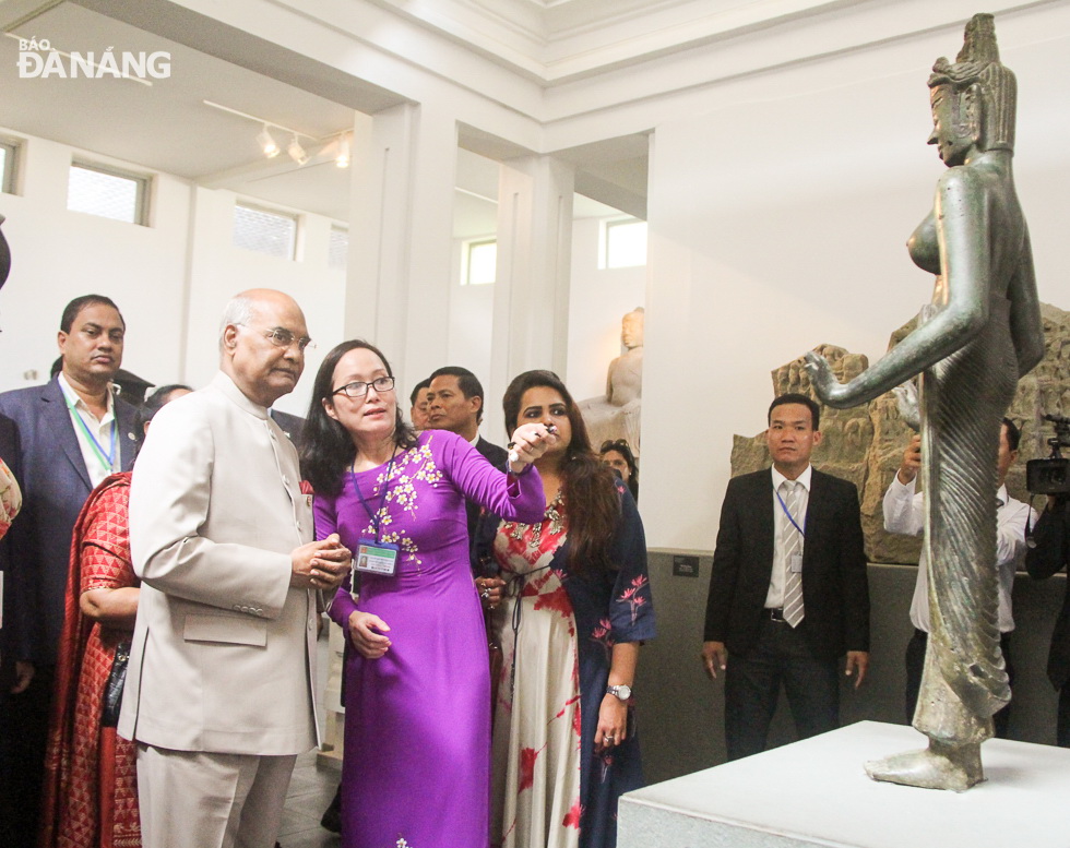 Mrs Nguyen Thi Tuong Loan (in purple ‘ao dai’) is now a museum guide at the Museum of Cham Sculpture. She was honourably selected to be the museum guide for Indian President Ram Nath Kovind (light suit) during his State-level visit to Viet Nam from 18 to 21 November 2018 at the invitation of General Secretary of the Communist Party of Viet Nam Central Committee and President Nguyen Phu Trong.