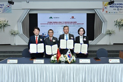 A memorandum of understanding (MoU) is signed between VinTech Technology Development JSC, VinFast Production and Trading Co., Ltd, Daegu city, Daegu-Gyeongbuk Free Economic Zone Authority and AJINEXTEK (AXT). (Photo: hanoimoi.com.vn)