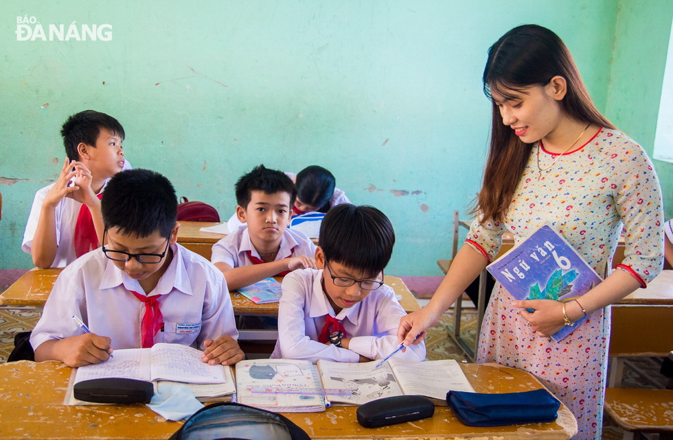 Teacher Nguyen Thi Dieu Hien from the Nguyen Ba Phat Junior High School in Hoa Vang District’s Hoa Lien commune being in her Literature class.