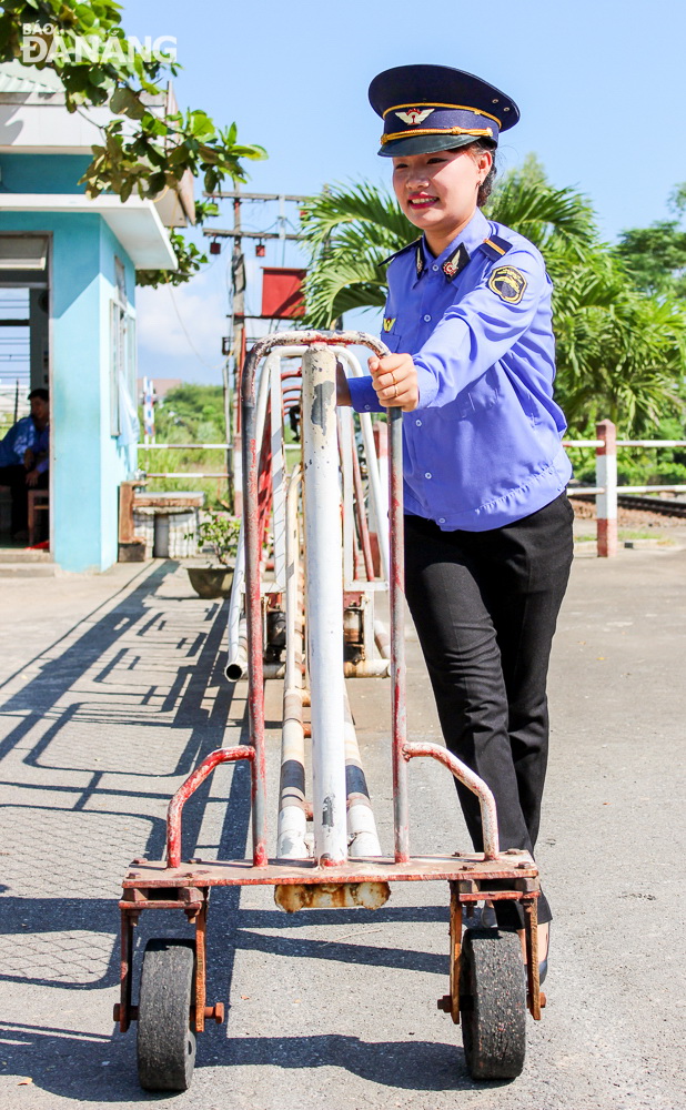 Train guard Tran Thi Canh is on duty on Nguyen Sinh Sac Street in Lien Chieu District’s Hoa Minh Ward.