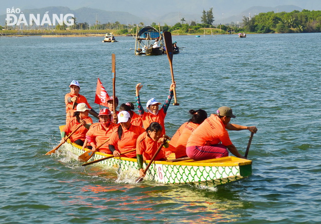 The ladies’ team participating in the Lien Chieu District Open Boat Race 2019