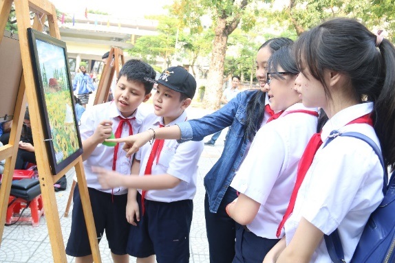 Pupils in Hai Chau District drawing to raise fund for poor child patients