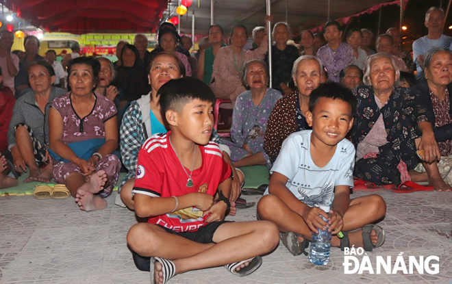 Hai thế hệ khán giả của tuồng tại phường Mân Thái, quận Sơn Trà.