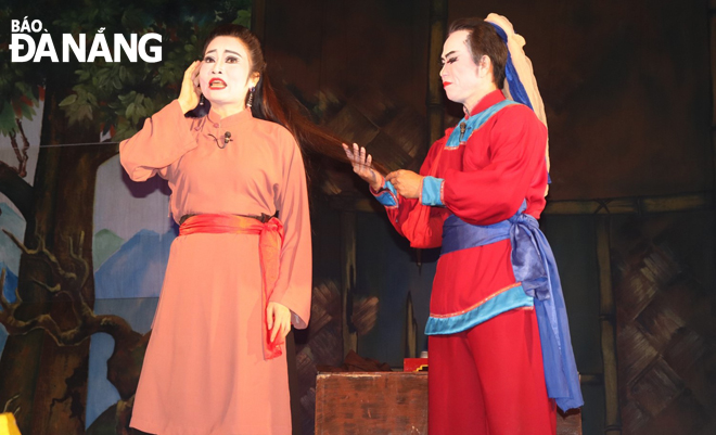 Vở “Mái tóc người vợ hiền” do Nhà hát tuồng Nguyễn Hiển Dĩnh biểu diễn được khán giả yêu mến trong thời gian qua. Ảnh: NGỌC HÀ