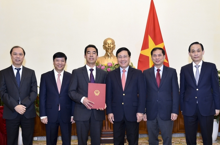 Phó Thủ tướng, Bộ trưởng Ngoại giao Phạm Bình Minh cùng các Thứ trưởng chúc mừng đồng chí Tô Anh Dũng