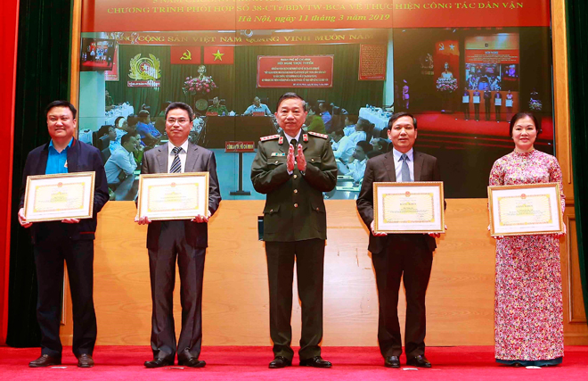 Đại tướng Tô Lâm, Ủy viên Bộ Chính trị, Bộ trưởng Bộ Công an tặng Bằng khen cho các cá nhân có thành tích xuất sắc. 		     Ảnh: TTXVN