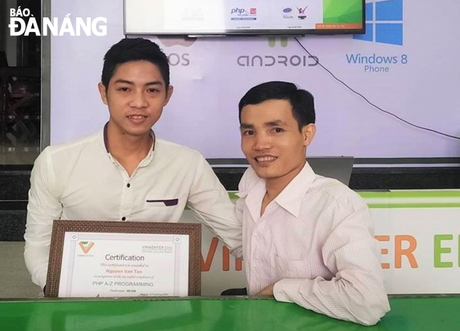 Anh Trần Văn Sơn (phải) trao chứng nhận cho học viên sau khi hoàn thành khóa học. 