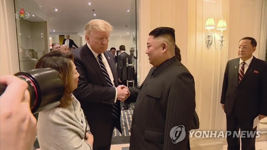 Hình ảnh Chủ tịch Triều Tiên Kim Jong-un bắt tay với người đồng cấp Mỹ Donald Trump xuất hiện trong phim tài liệu dài 75 phút về Hội nghị thượng đỉnh Mỹ-Triều lần 2 tại Hà Nội. Ảnh: Yonhap