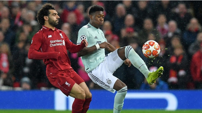 Với việc chân sút chủ lực Salah (áo đỏ) không có phong độ cao và phải đối đầu với một hàng thủ chắc chắn như Bayern của Alaba (áo xanh), Liverpool đang đối mặt với thách thức rất lớn trong trận lượt về. Ảnh: AFP