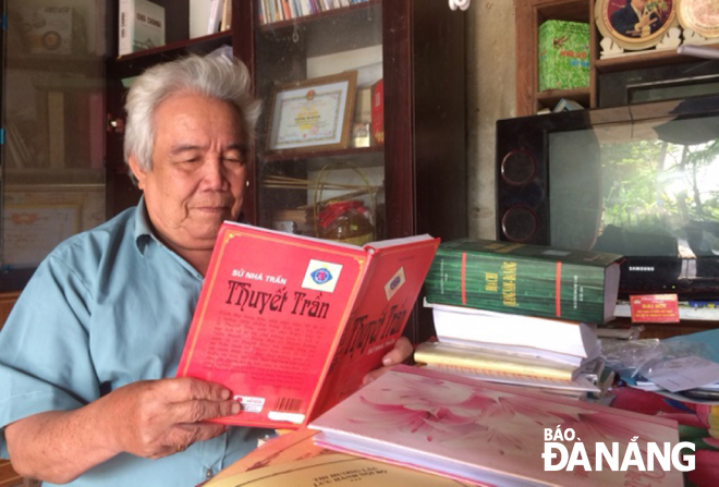 Ông Trần Phước Hoàng thường xuyên đọc sách báo, trau dồi kiến thức. 