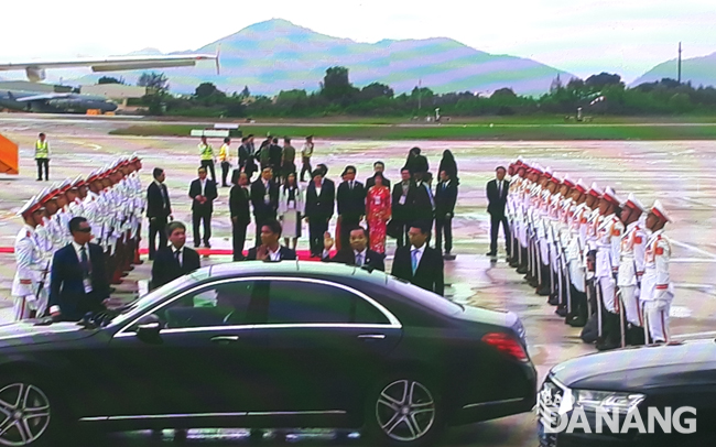 A group of international visitors is welcomed at Da Nang International Airport