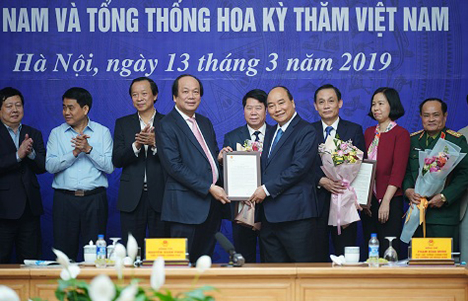 Thủ tướng tặng thư khen tập thể VPCP - Ảnh: VGP/Quang Hiếu
