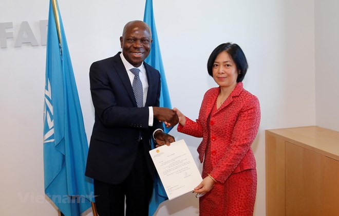 Ambassador Nguyen Thi Bich Hue (R), Vietnamese Permanent Representative to the International Fund for Agricultural Development (IFAD) presents her credentials to IFAD President Gilbert Fossoun Houngbo (Photo: VNA)