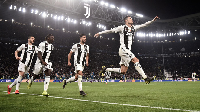 C.Ronaldo (bìa phải) cùng các cầu thủ Juventus đang thể hiện niềm vui tột độ, sau khi đánh bại Atletico 3-0 để giành quyền vào tứ kết UCL mùa này.  Ảnh: AFP