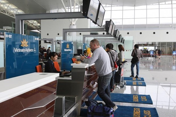 Passengers check-in at Vietnam Airlines' kiosk (Photo: VNA)