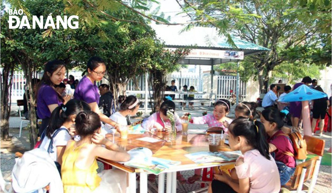 Chương trình cà-phê sách của Trường tiểu học Phạm Hồng Thái (quận Ngũ Hành Sơn) được tổ chức vào sáng thứ bảy hằng tuần đã thu hút được rất nhiều các em học sinh và phụ huynh tham gia. 
