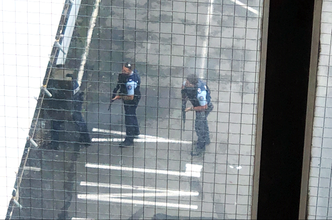 Cảnh sát vũ trang bao vây hiện trường. Nguồn: The New Zealand Herald
