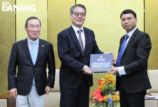 Phó Chủ  tịch UBND thành phố Hồ Kỳ Minh (phải) hy vọng các doanh nghiệp Hàn Quốc sẽ tìm kiếm được cơ hội đầu tư tại Đà Nẵng để hai bên cùng phát triển. 			  Ảnh: LAM PHƯƠNG