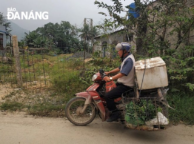 Ngày mỗi ngày, anh Nguyễn Hai đưa “chợ di động” của mình lên với bà con ở các thôn xa nhất của xã Hòa Bắc.
