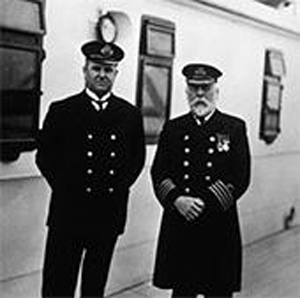 Edward John Smith (phải), thuyền trưởng tàu Titanic.