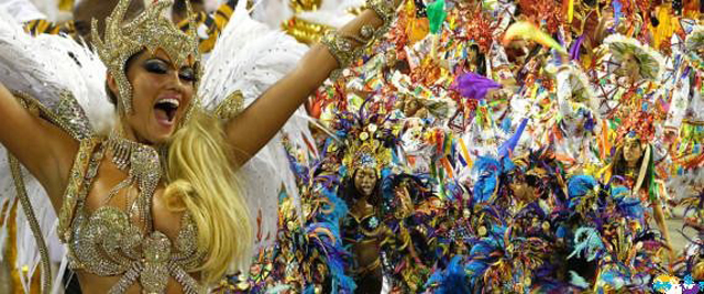 Các vũ công nhảy múa vui nhộn trên đường phố trong lễ hội carnival ở thủ đô Rio de Janeiro.  (Ảnh: aboutbrasil.com)