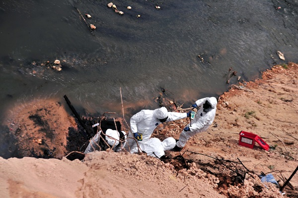 Experts clean up the river (Photo: bernama.com)