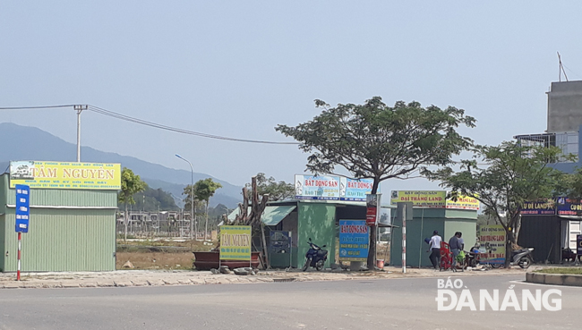 Dựng quầy, sạp thực hiện môi giới bất động sản ven tuyến đường Nguyễn Tất Thành nối dài. 