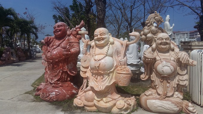 Spirit of stone: Buddha statues are carved by craftsmen of Non Nước stone village. — VNS Photo Công Thành Read more at http://vietnamnews.vn/sunday/features/506953/villagers-preserve-stone-carving-craft.html#JJxWrHIC6lbPjEJK.99