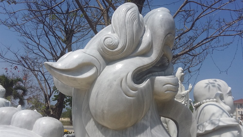 Legendary: A white stone sculpture of the Nghê (a sacred animal) created by local carvers of Non Nước village in Đà Nẵng.— VNS Photo Công Thành Read more at http://vietnamnews.vn/sunday/features/506953/villagers-preserve-stone-carving-craft.html#JJxWrHIC6lbPjEJK.99