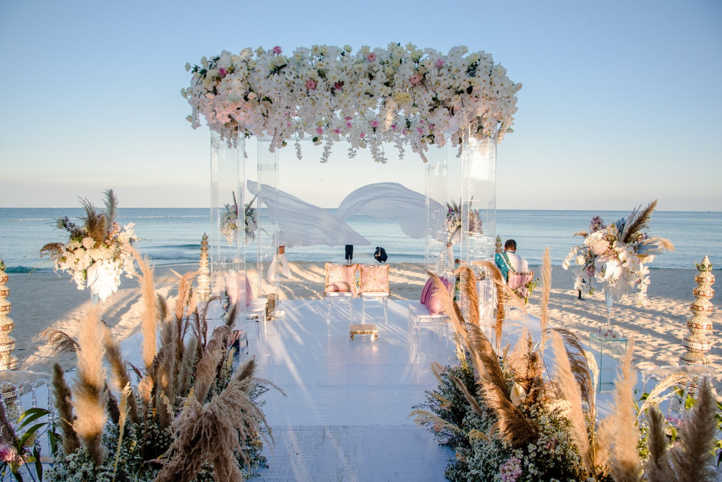 Không gian tiệc cưới bên bãi biển của cặp đôi tỷ phú Ấn Độ tại Phú Quốc được trang hoàng như chốn thiên đường.