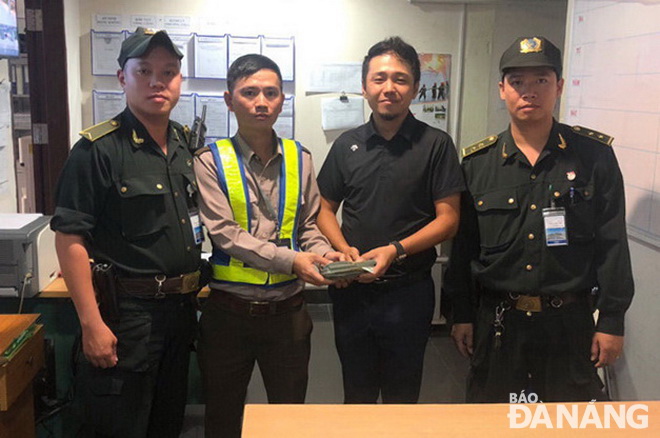 Returning the lost property to Mr Yan Guangzhu