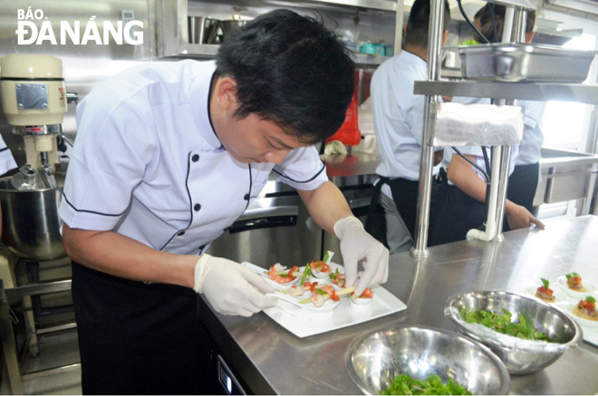 Bản thân người lao động phải nỗ lực học để đáp ứng nhu cầu của doanh nghiệp.  Trong ảnh: Một nhân viên bếp đang chuẩn bị món ăn.