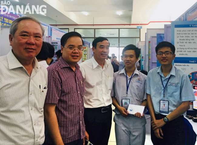  Vice Chairman of the Da Nang People’s Committee Le Trung Chinh (3rd from right) congratulating the contestants on their outstanding achievements 