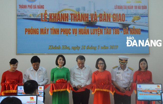 Lãnh đạo thành phố Đà Nẵng và chỉ huy Lữ đoàn tàu ngầm 189 cắt băng khánh thành phòng vi tính tặng cán bộ, chiến sỹ tàu ngầm 186-Đà Nẵng