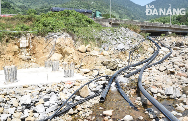 Ống dẫn dòng suối Lương bị vỡ ở công trường thi công cầu và đường dẫn vào hầm Hải Vân mới làm trôi nhiều chất thải xây dựng xuống suối.