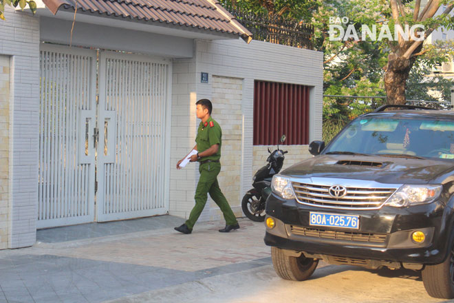 Lực lượng chức năng khám xét nhà ông Nguyễn Thanh Sang (21 Nguyễn Hữu Thông, phường An Hải Bắc, quận Sơn Trà)