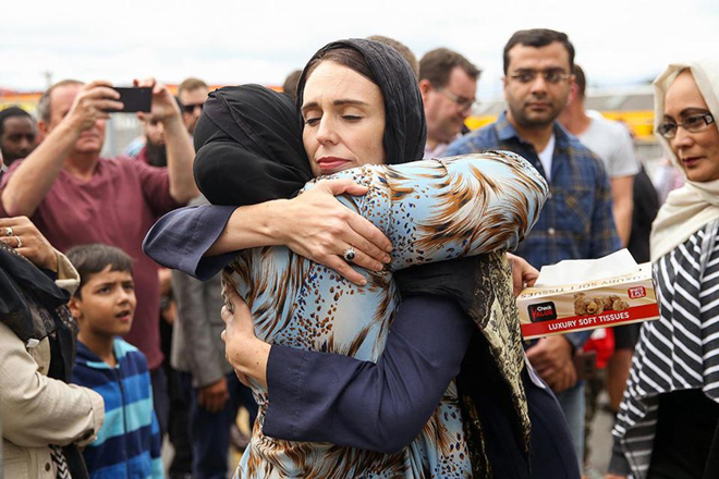 Thủ tướng New Zealand Jacinda Ardern an ủi một tín đồ Hồi giáo tại Nhà thờ Hồi giáo Kilbirnie ở Wellington. 					Ảnh: Getty Images