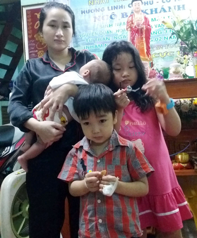 Chị Nguyễn Thị Hồng Gấm lo lắng cho tương lai của 3 đứa con thơ dại. 