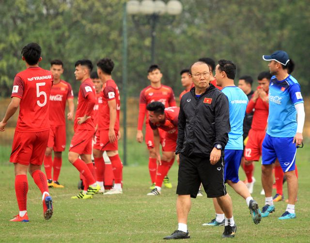 Thầy Park buộc phải loại Thanh Hậu, Tiến Linh vì chấn thương - Ảnh: Gia Hưng