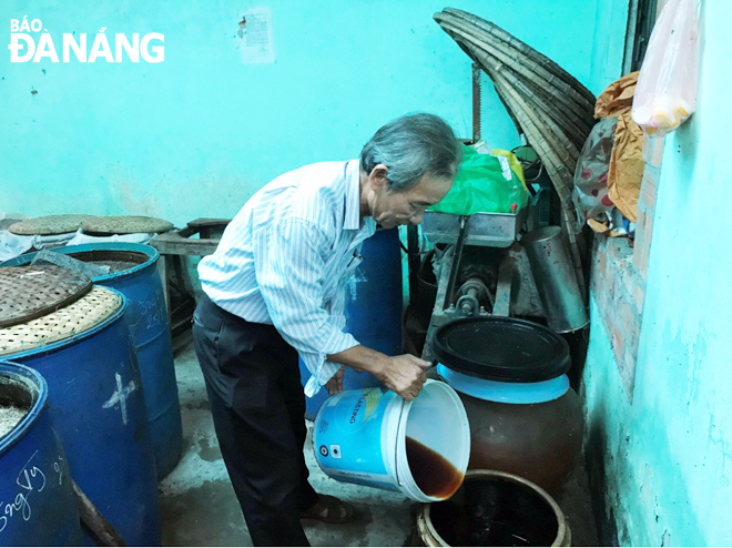 Nhiều người làm mắm trong làng nghề mắm Nam Ô đã lớn tuổi và đều mong muốn giữ nghề truyền thống. Ảnh: Mai Quế