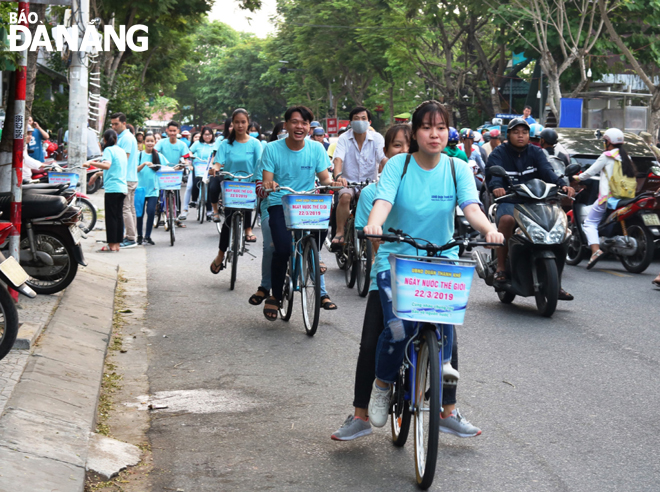 Diễu hành xe đạp tuyên truyền hưởng ứng Ngày Nước thế giới năm 2019 trên các tuyến đường của quận Thanh Khê. 