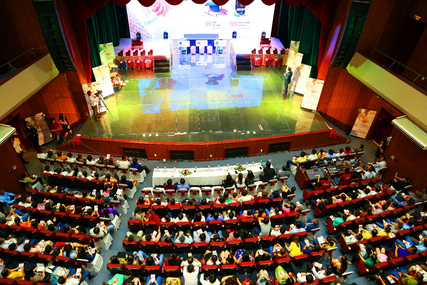 Nhà hát Cao Văn Lầu ở thành phố Bạc Liêu là nơi diễn ra lễ trao giải chương trình “Quà trọn yêu thương” của Prudential hôm 23-2.
